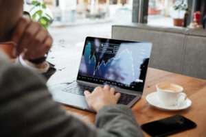 Imágen que muestra a un empresario de Alicante Web frente al ordenador viendo las estadísticas del seo de su pyme